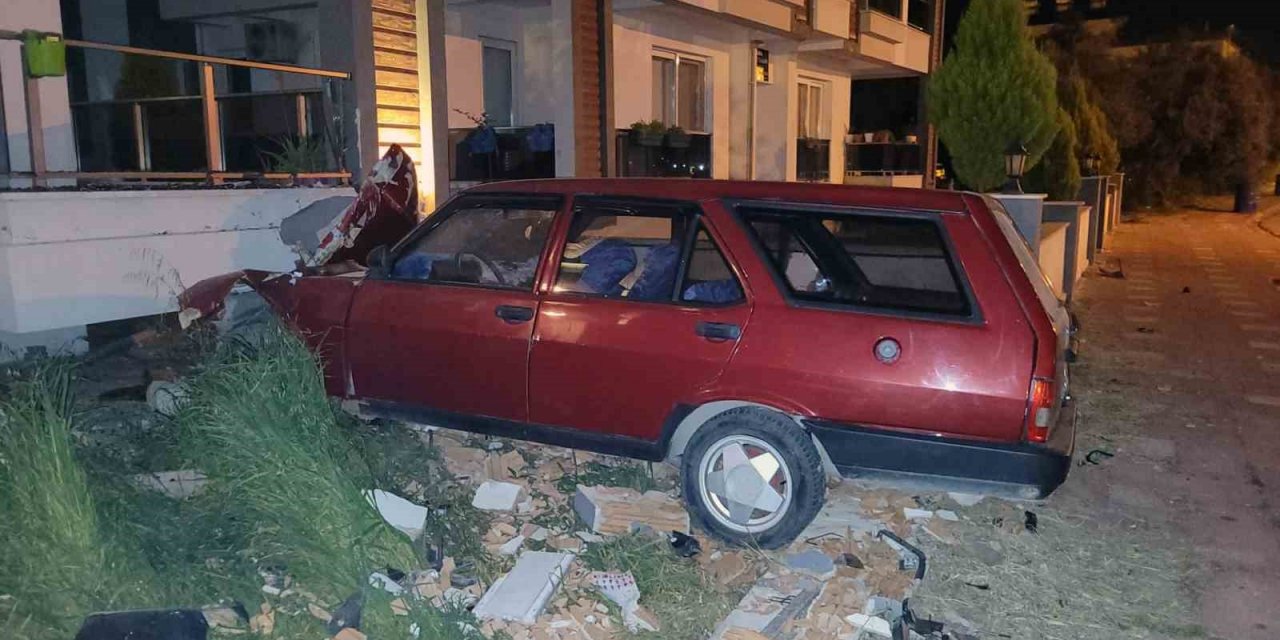 Kontrolden çıkan otomobil evin balkonuna çarptı