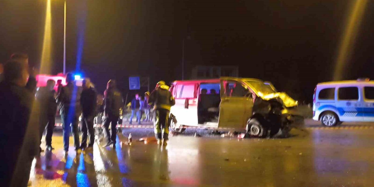 Otomobil ile midibüs çarpıştı: 3 ölü