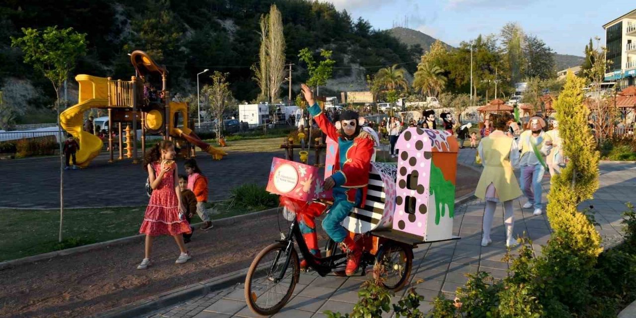 Kuşadası Belediyesi’den çocuklara bayram sürprizi