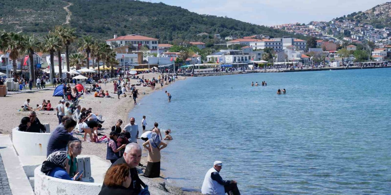 Foça’da bayram hareketliliği yaşanıyor