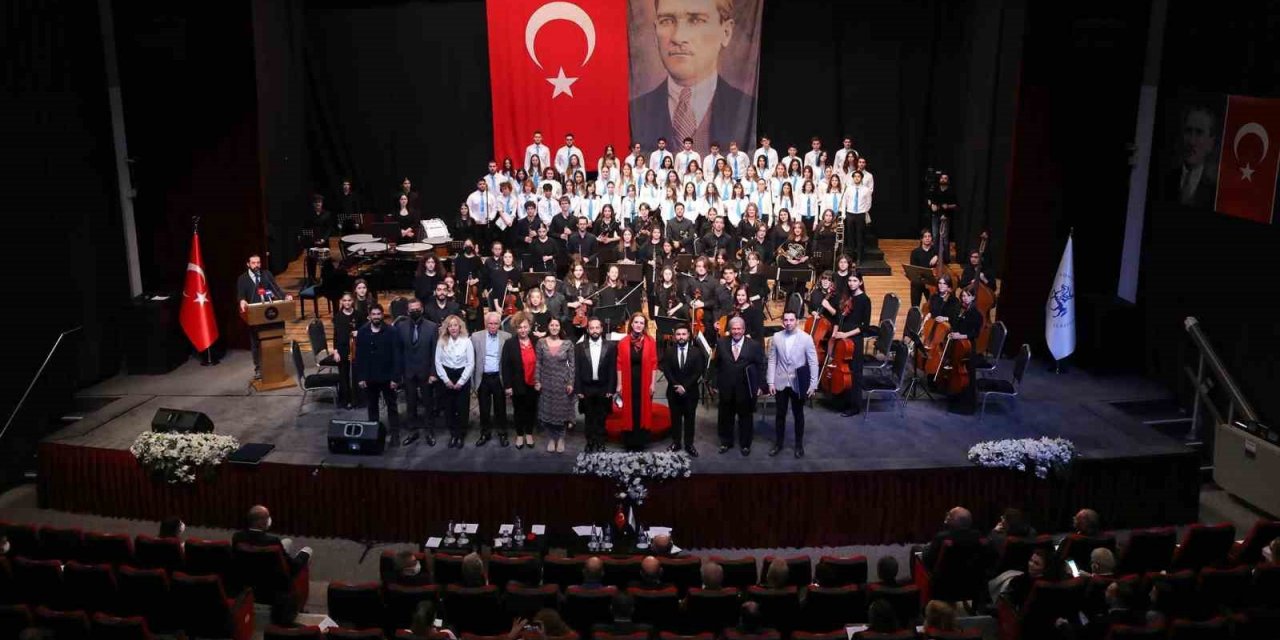 Dokuz Eylül’ün Kutlu Gün Marşına büyük ilgi