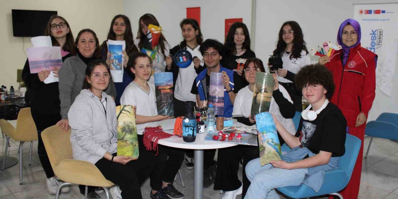 Atık malzemeler, öğrencilerin elinde sanata dönüşüyor