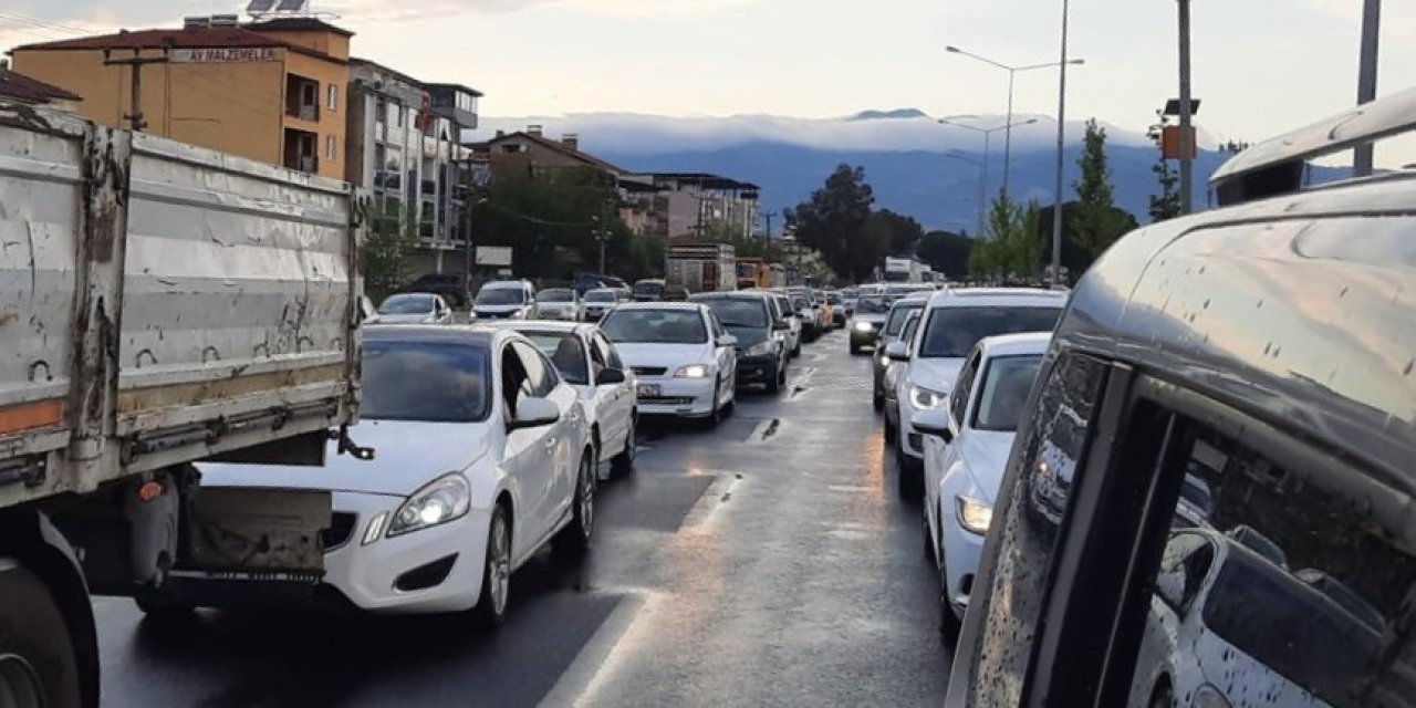 Yağış ve kazalar bayram trafiğini felç etti