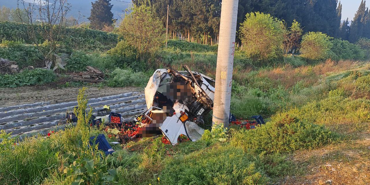 Tire’de minibüs elektrik direğine çarptı: 2 ölü, 1 yaralı