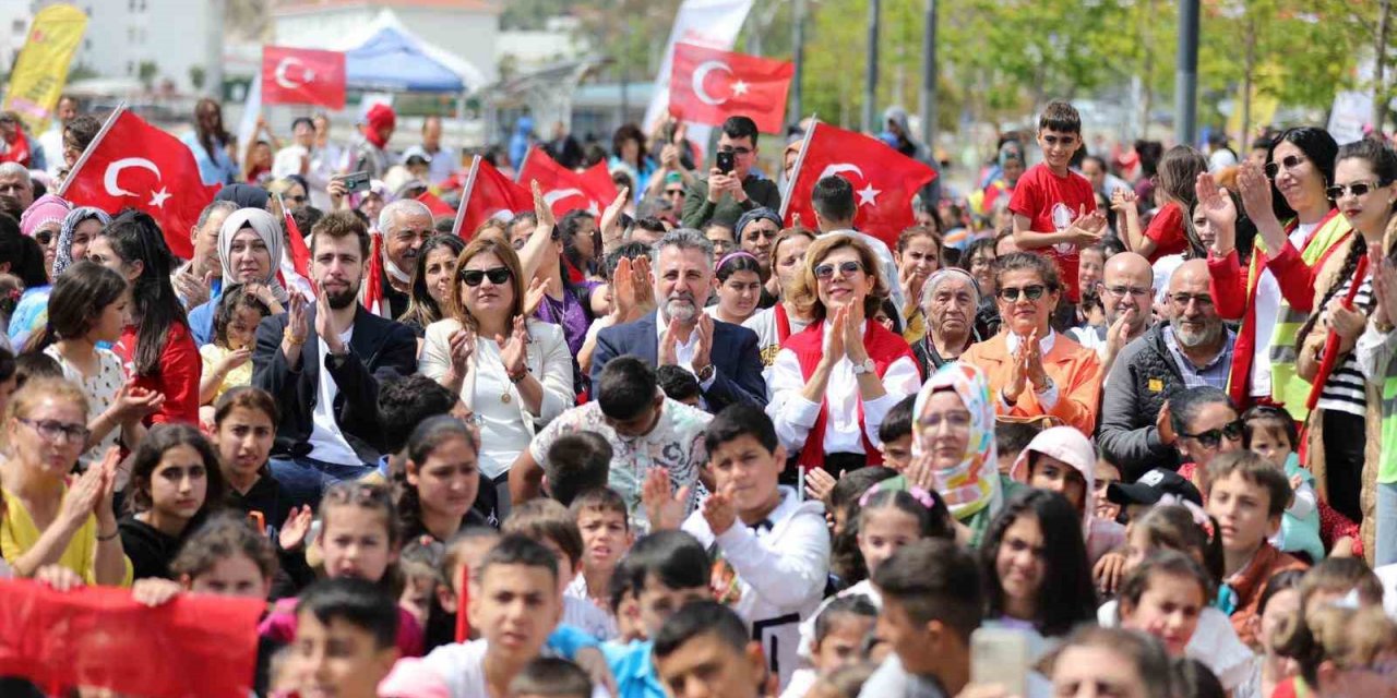 Bayraklı ve Selçuk’ta 23 Nisan’da çocuklar doyasıya eğlendi