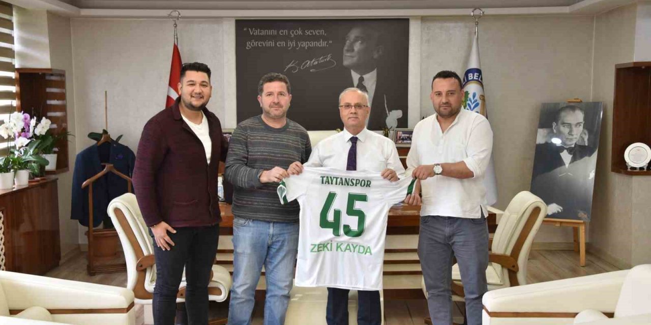 Başkan Kayda’ya forma hediye ettiler