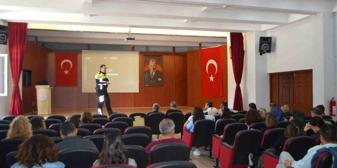 Trafik ekipleri sürücü kursu eğitmenlerine kurs verdi