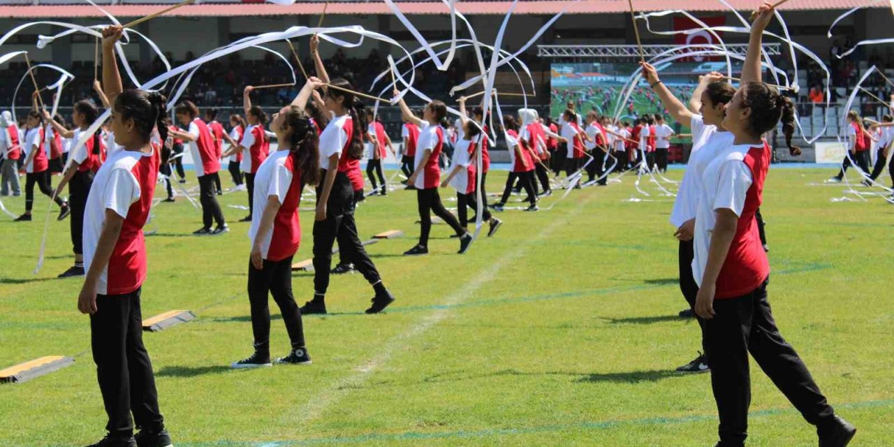 Öğrenciler hünerlerini sergiledi, izleyenler ayakta alkışladı