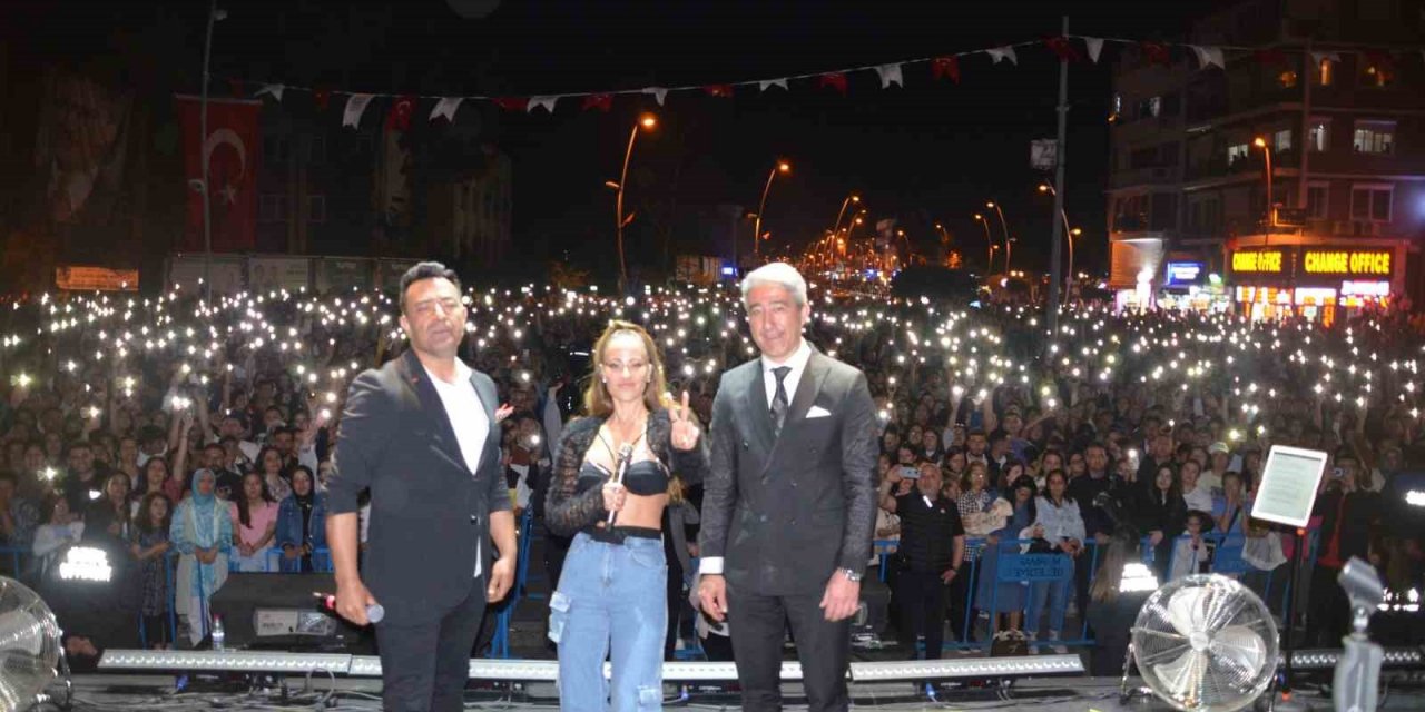 Derya Uluğ Marmaris’te 23 Nisan konseri verdi