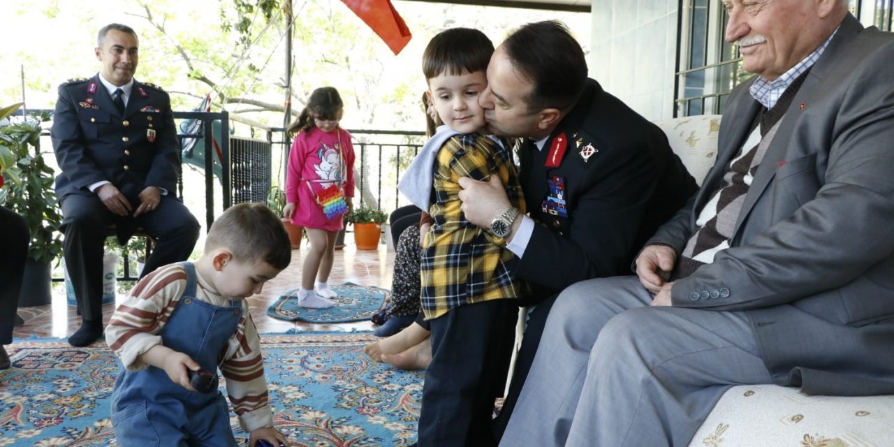 Manisa jandarmasından şehit aileleri ve gazilere bayram ziyareti