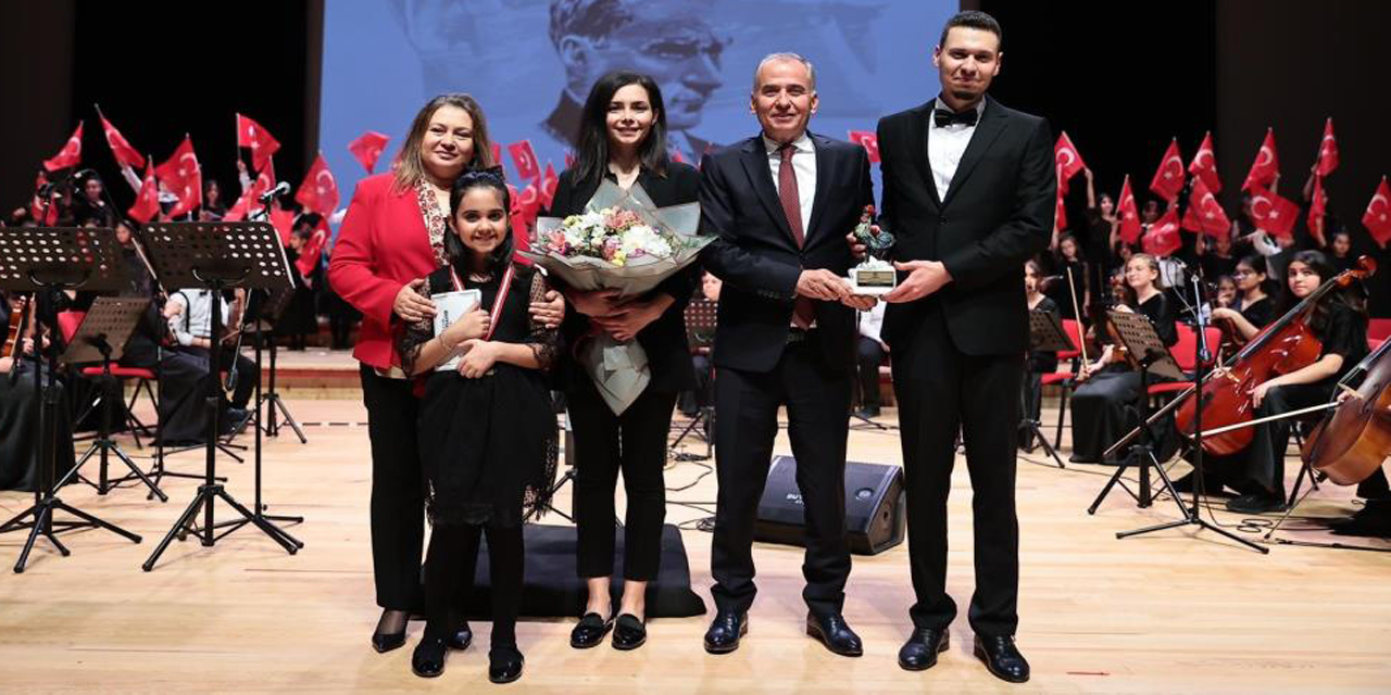 Cumhuriyetin 100. yılına özel 100 çocuk sahne aldı