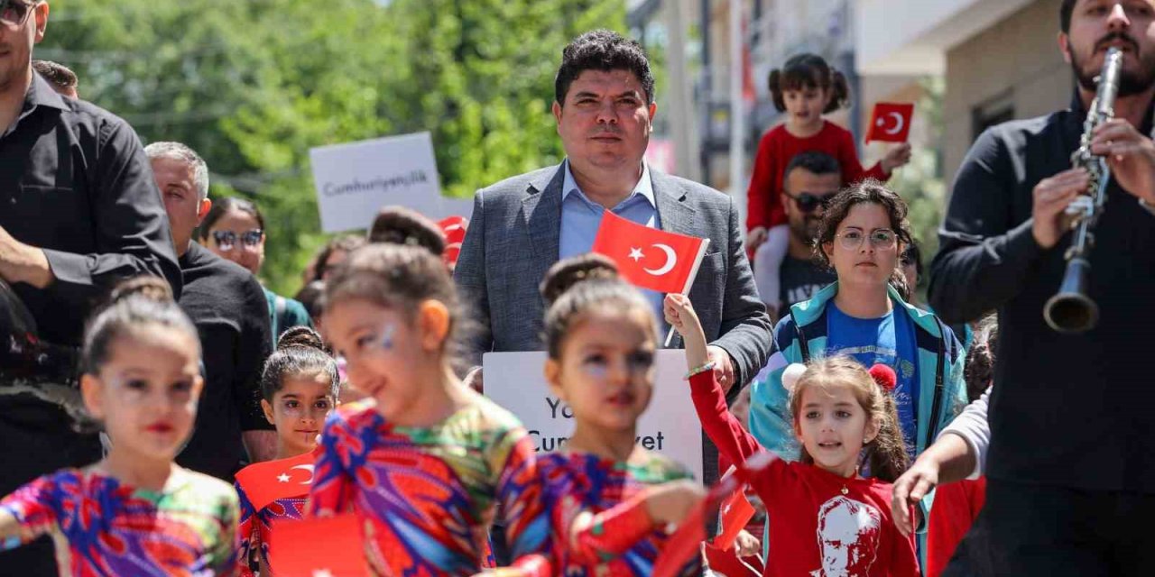 Buca’nın çocukları 23 Nisan’ı coşkuyla kutladı