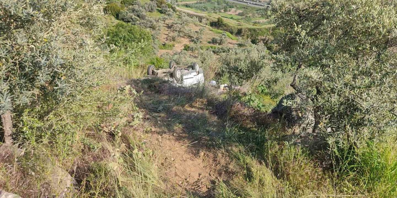 Otomobil yoldan çıkarak ters döndü: 3 yaralı
