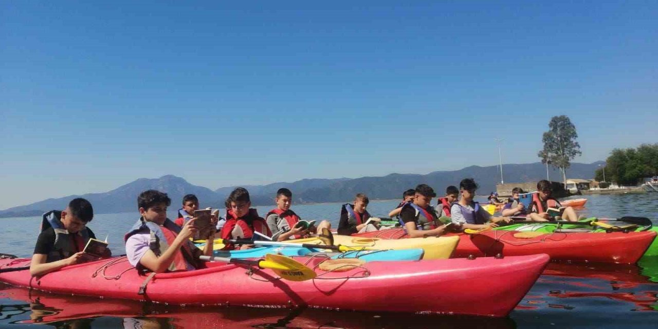 Köyceğizli öğrenciler kürek çekerken kitap okudular