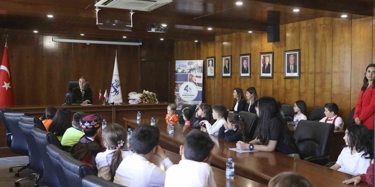 DEÜ Rektörü Hotar, DEÜ’nün başarılı miniklerini ağırladı