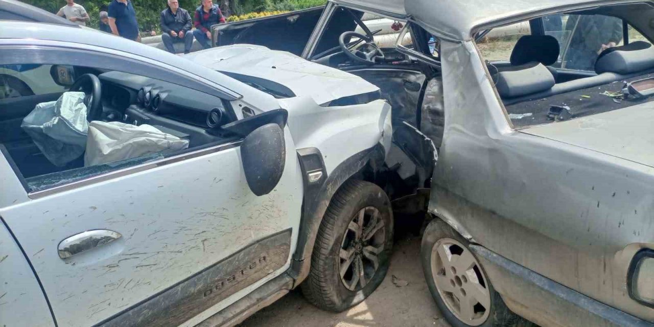 İki otomobil kafa kafaya çarpıştı: 1’i ağır toplam 6 kişi yaralandı