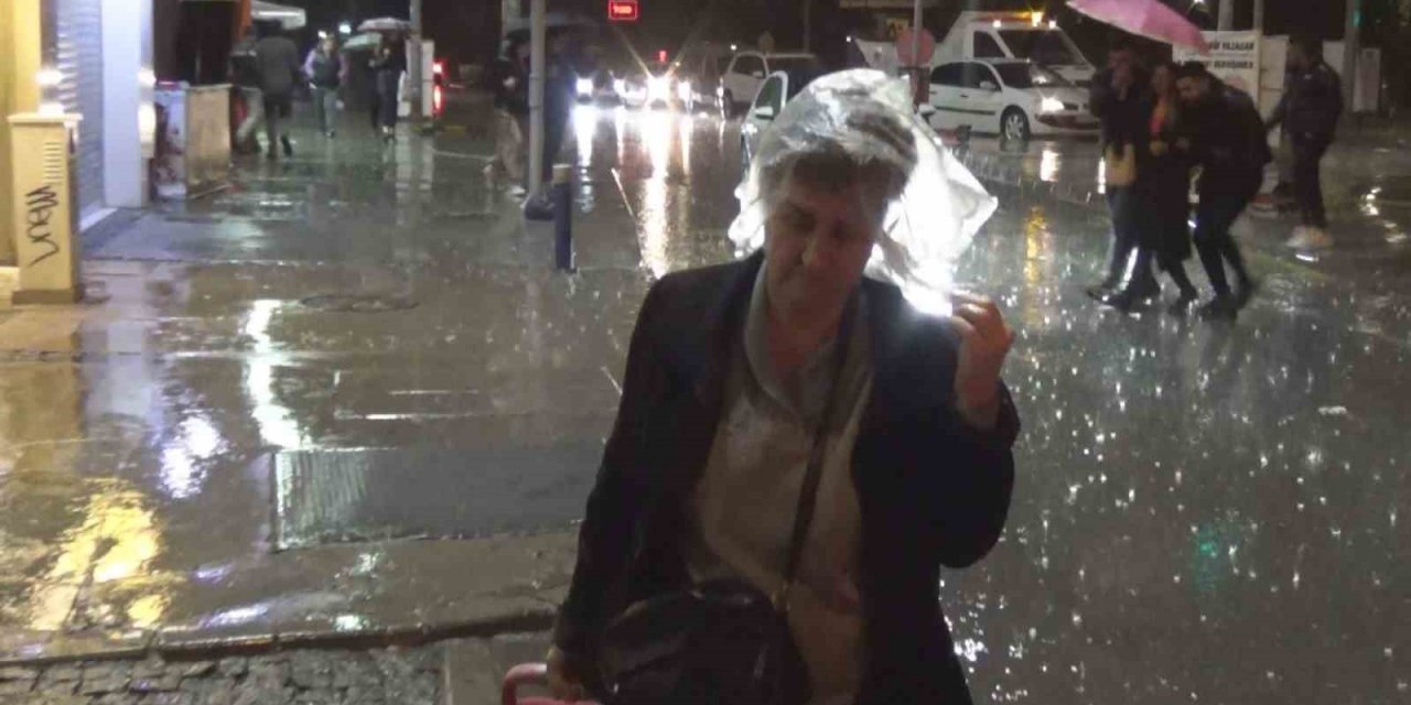 İzmir’i nisan ayında sağanak vurdu