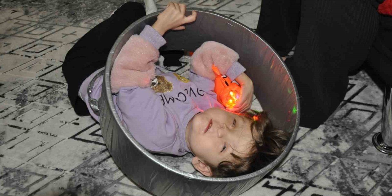 Sevgi Hira, kasnak ve ışık ile hayata tutunuyor