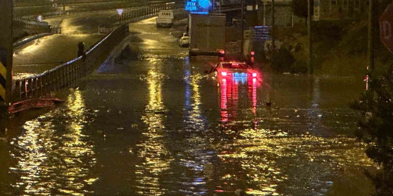 Kuşadası’nda yollar göle döndü