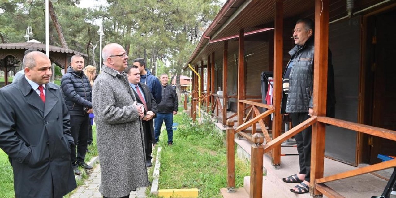 Başkan Ergün, Kırkağaç’ta depremzede aileleri ziyaret etti