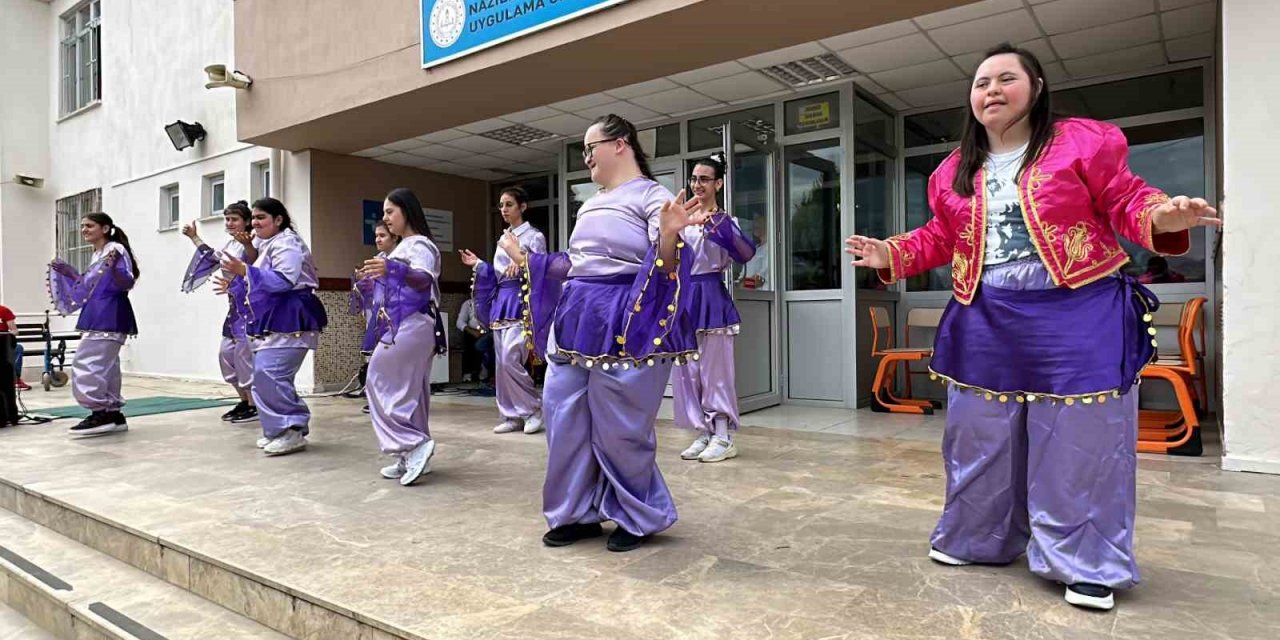 Özel öğrencilerin hazırladığı etkinlikler duygulandırdı