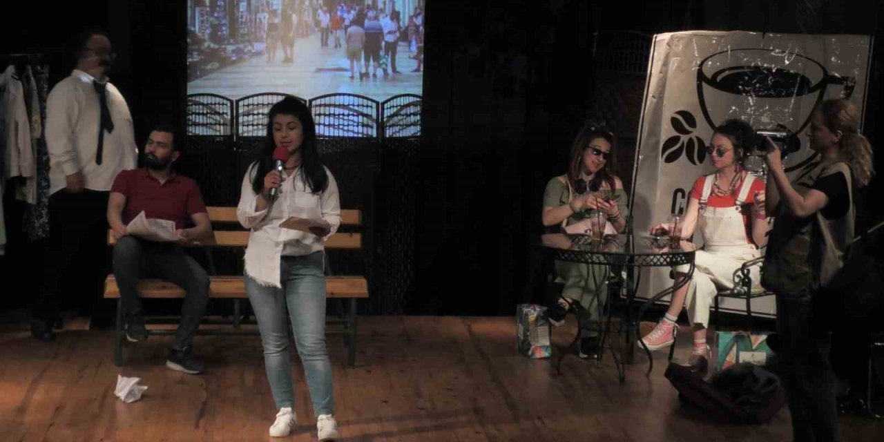 Öğretmenler oynadı, öğrenciler alkışladı