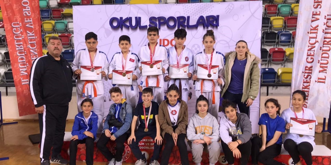 Yunusemre’nin küçüklerinden 10 madalya