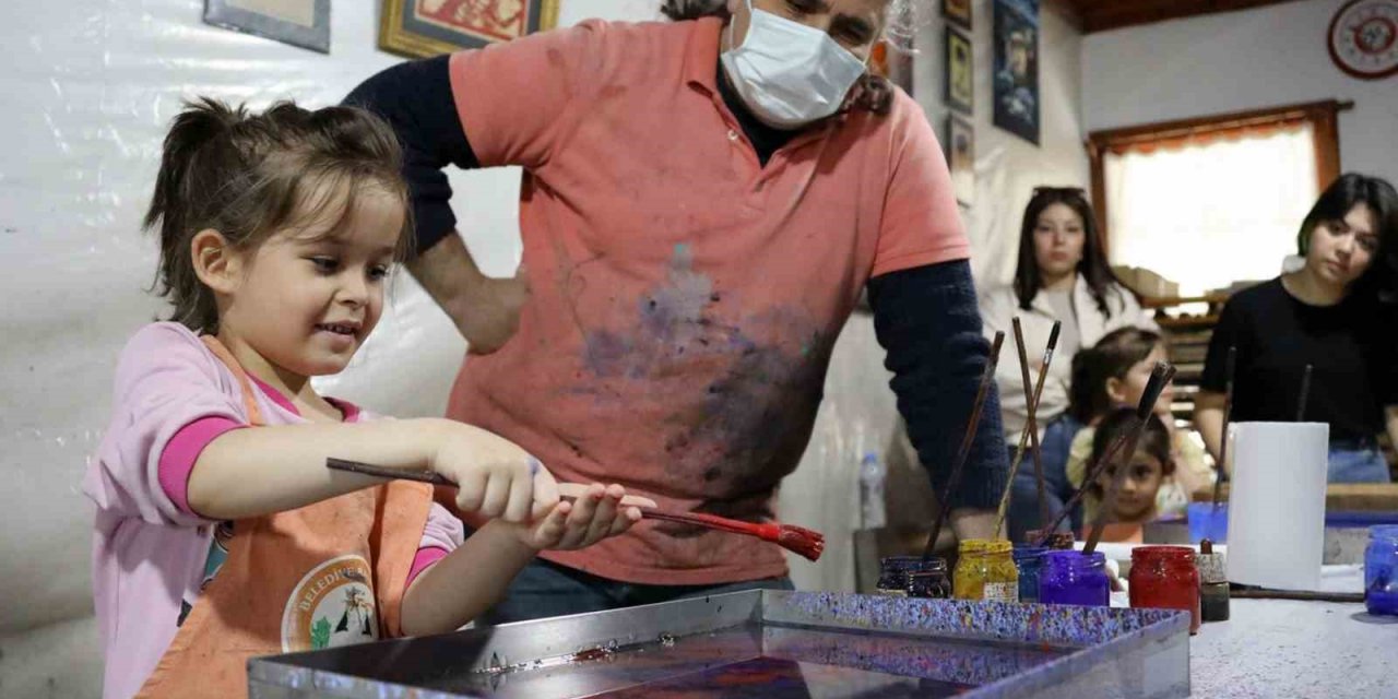 Depremzede minikler ilk kez ebru yaptı