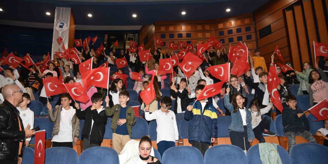 Depremzede öğrenciler, çocuk şenliğinde doyasıya eğlendi