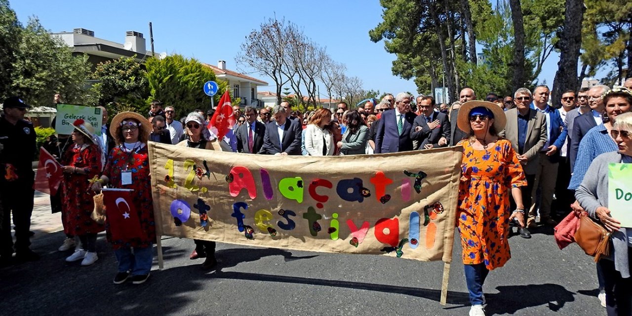 Alaçatı Ot Festivalinde renkli kortej