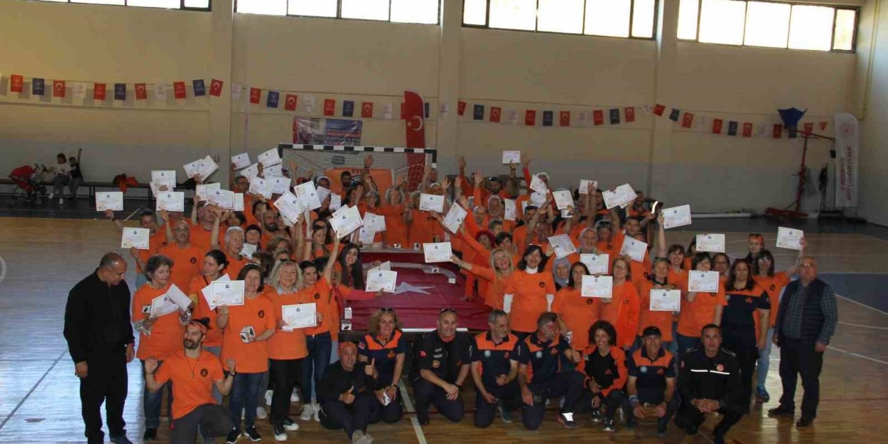 Mahalli Afet Gönüllüleri törenle sertifikalarını aldı