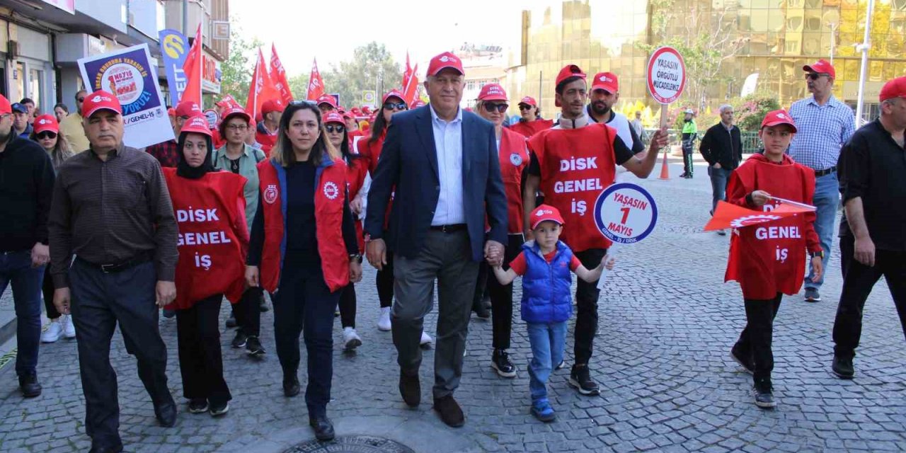 Efeler Belediyesi işçileri, 1 Mayıs yürüyüşüne katıldı