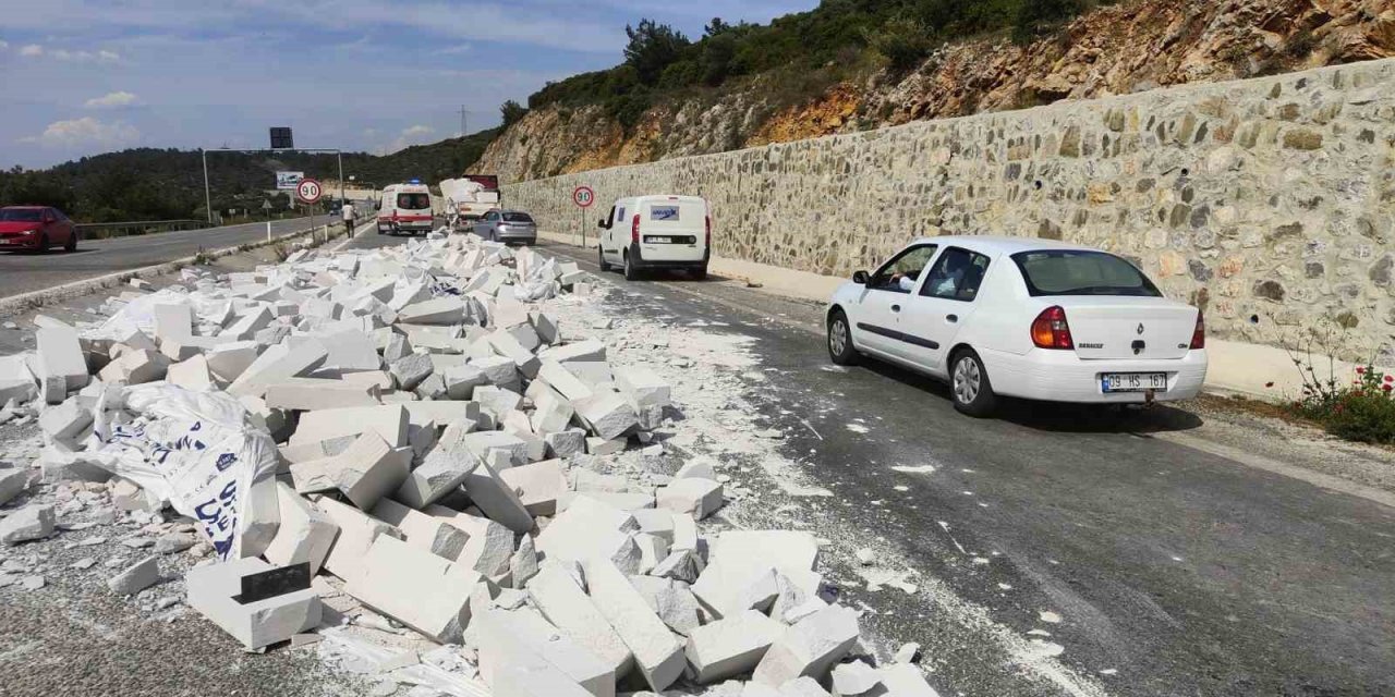 Tırın dorsesindeki gaz betonlar yola savruldu, facia ucuz atlatıldı