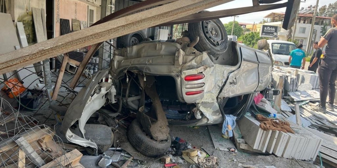 Otomobil mermer dükkanına daldı: 1 yaralı