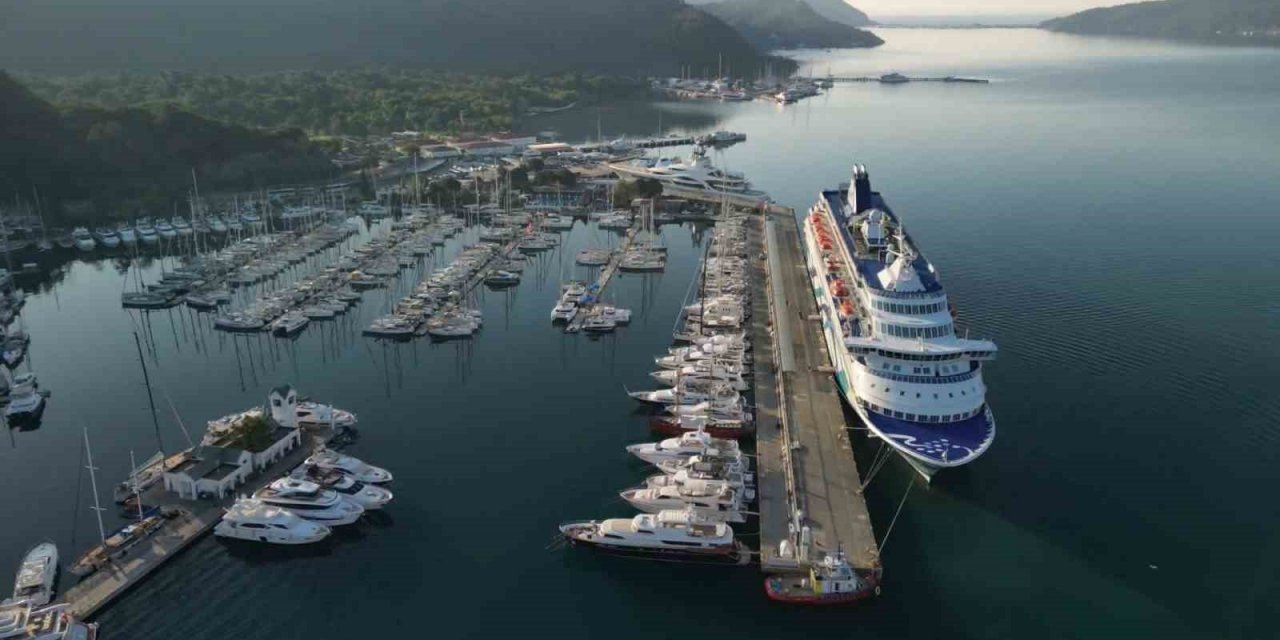 Dev yolcu gemisi bin 300 İsrailli yolcusu ile Marmaris’e geldi