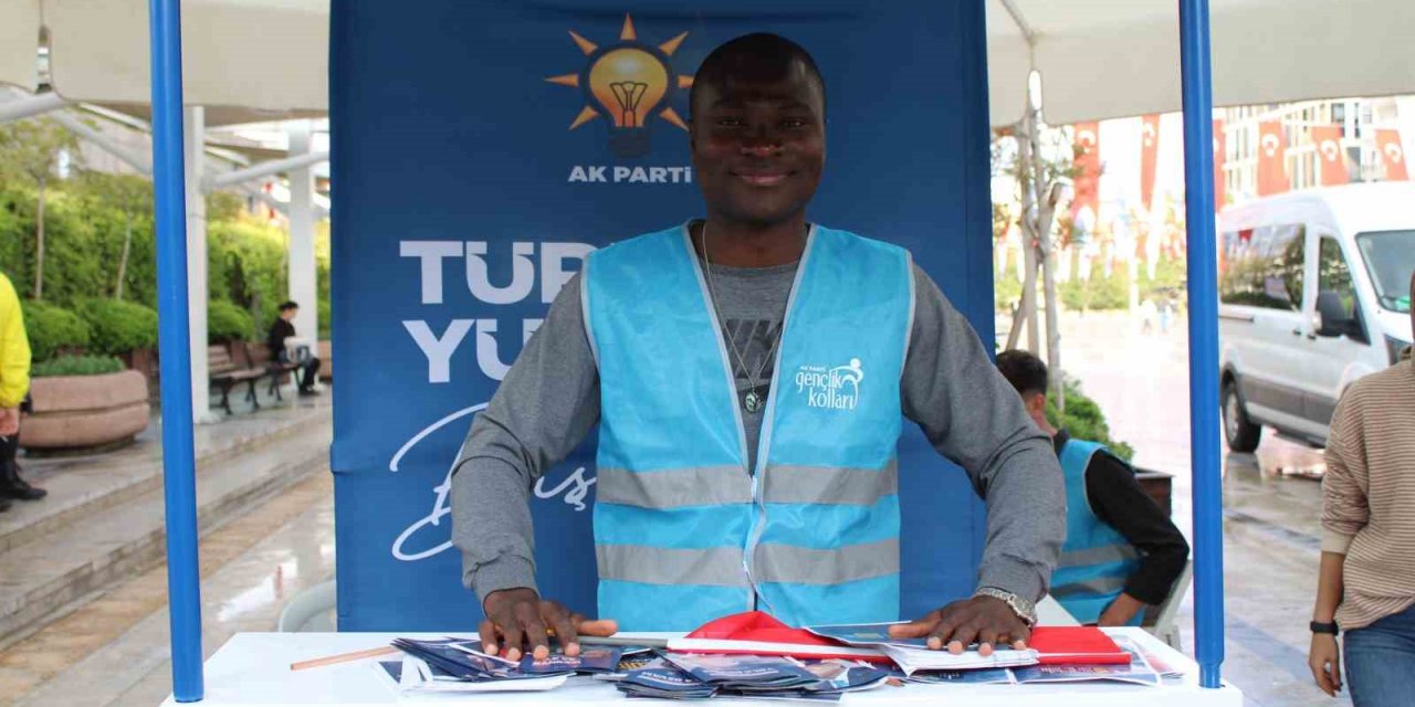 Ganalı Zakariya hemşire, AK Parti’nin seçim çalışmalarına destek veriyor