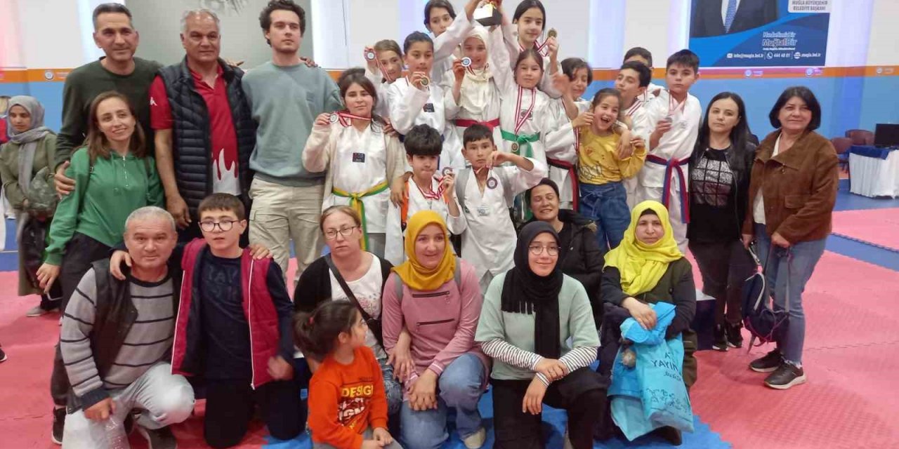 Köyceğizli taekwondocu minik kızlar şampiyon oldu