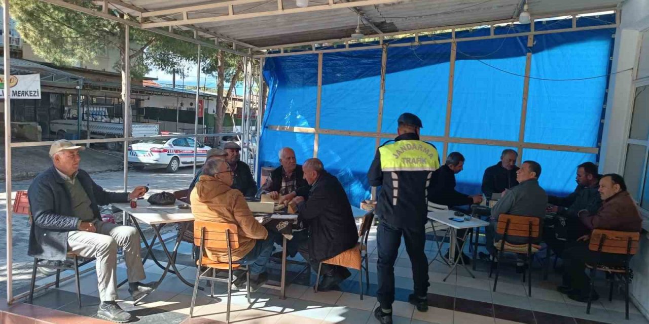 Jandarma ekipleri traktör sürülerini bilgilendirdi