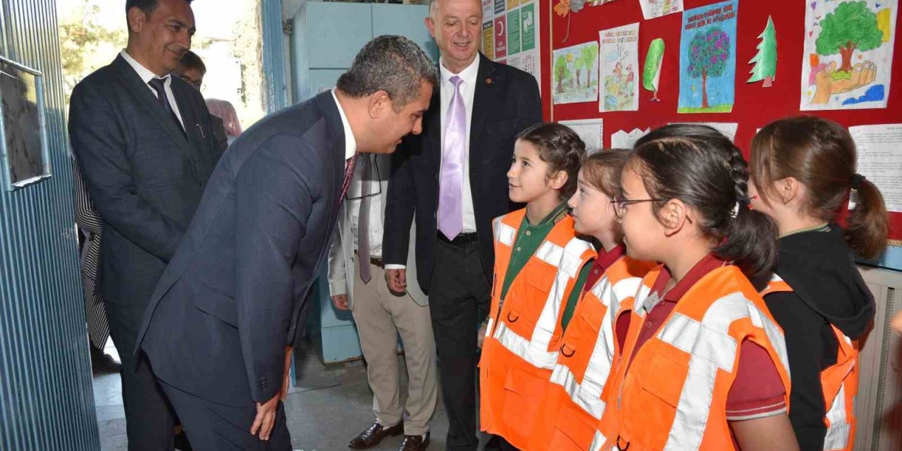 Trafikte parlayan yıldız minikler ödüllendirildi