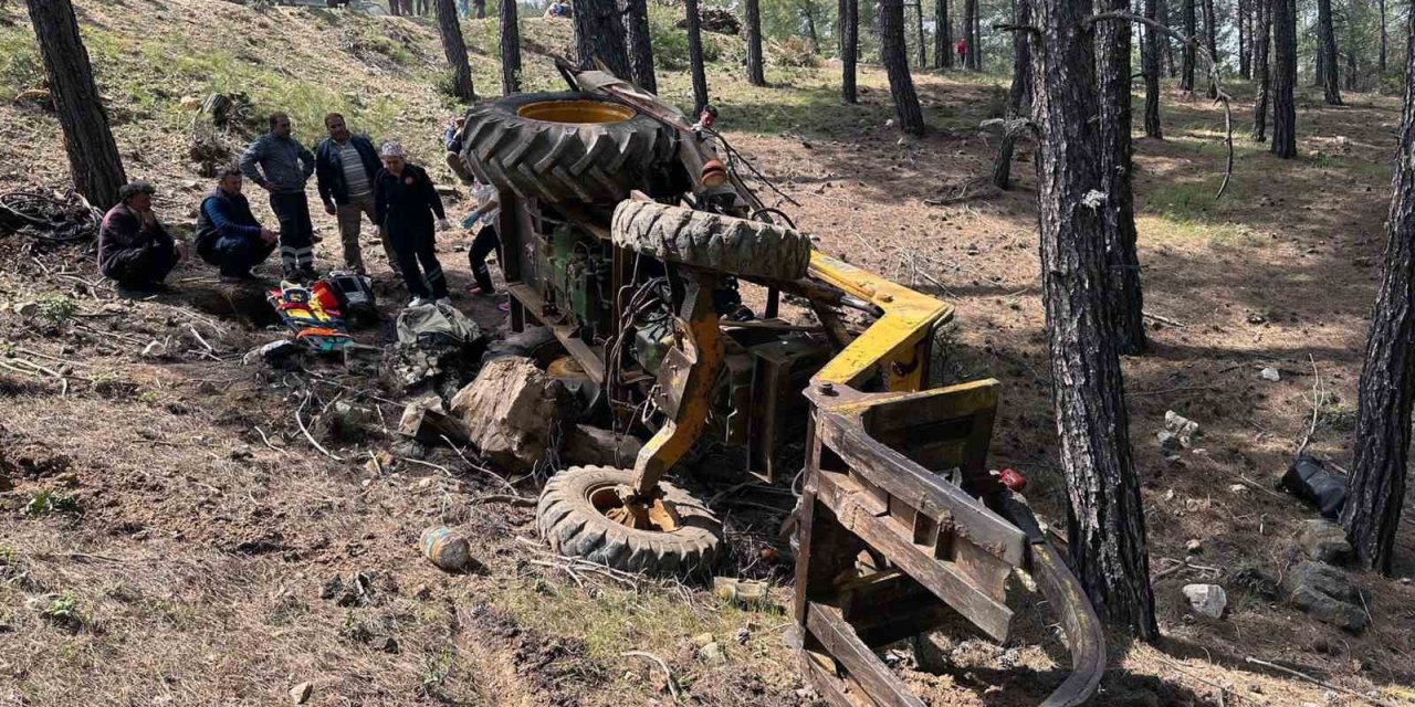 Orman kesim işçisi devrilen traktörün altında kaldı
