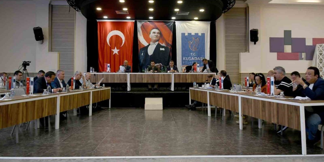 Kuşadası Belediyesi eski başkanlarından Suyolcu’nun adı kent meydanında yaşayacak