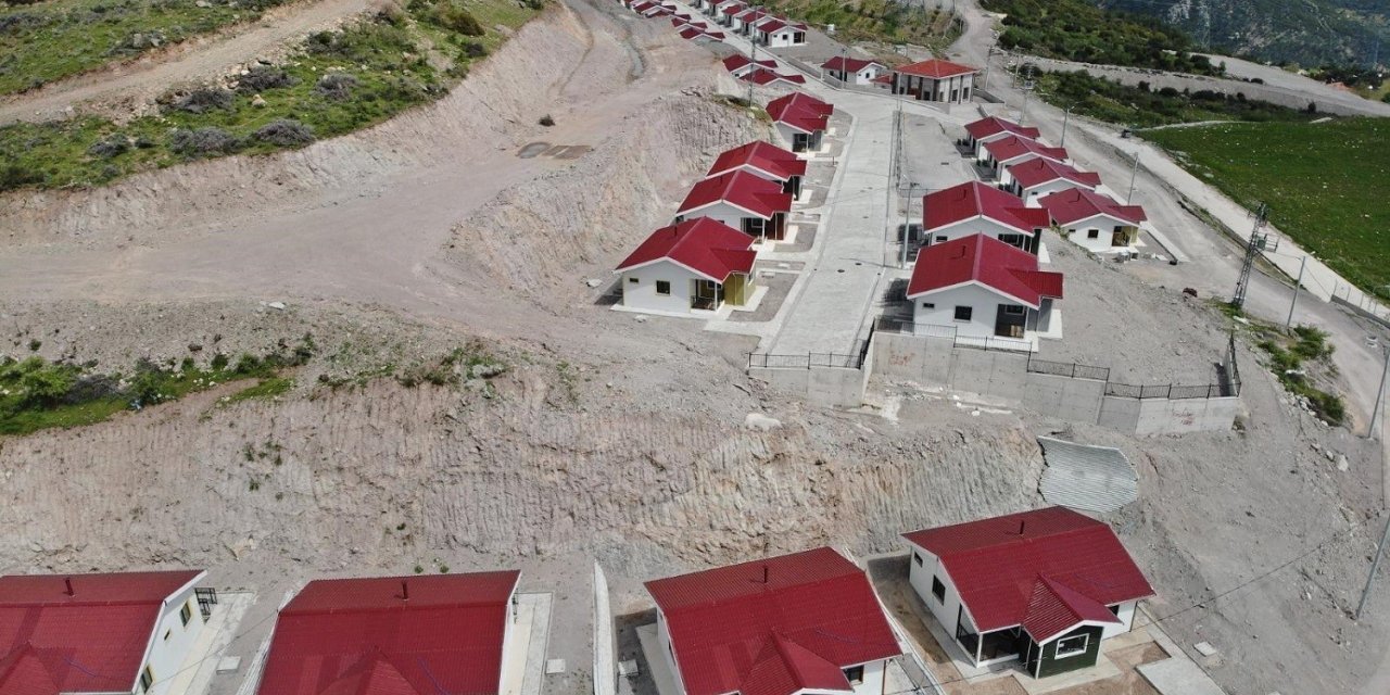 İzmir’deki heyelan mağdurları yeni evlerine kavuştu