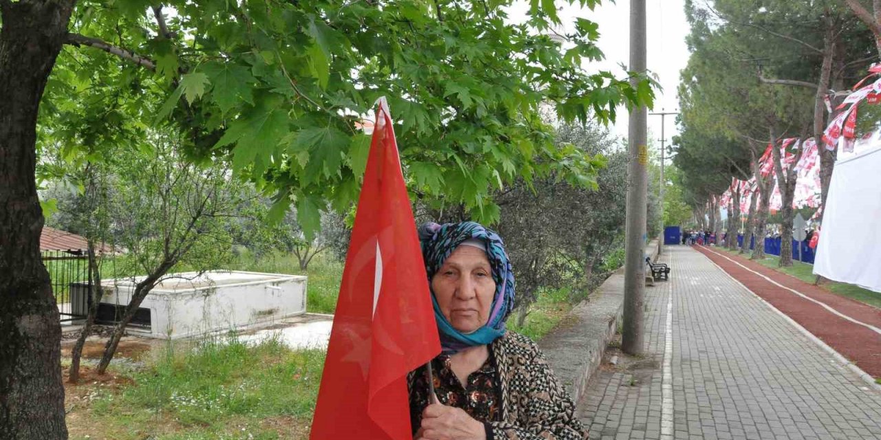 84 yaşındaki Hatice teyze, 70 kilometre uzaktan Bahçeli’yi görmek için geldi