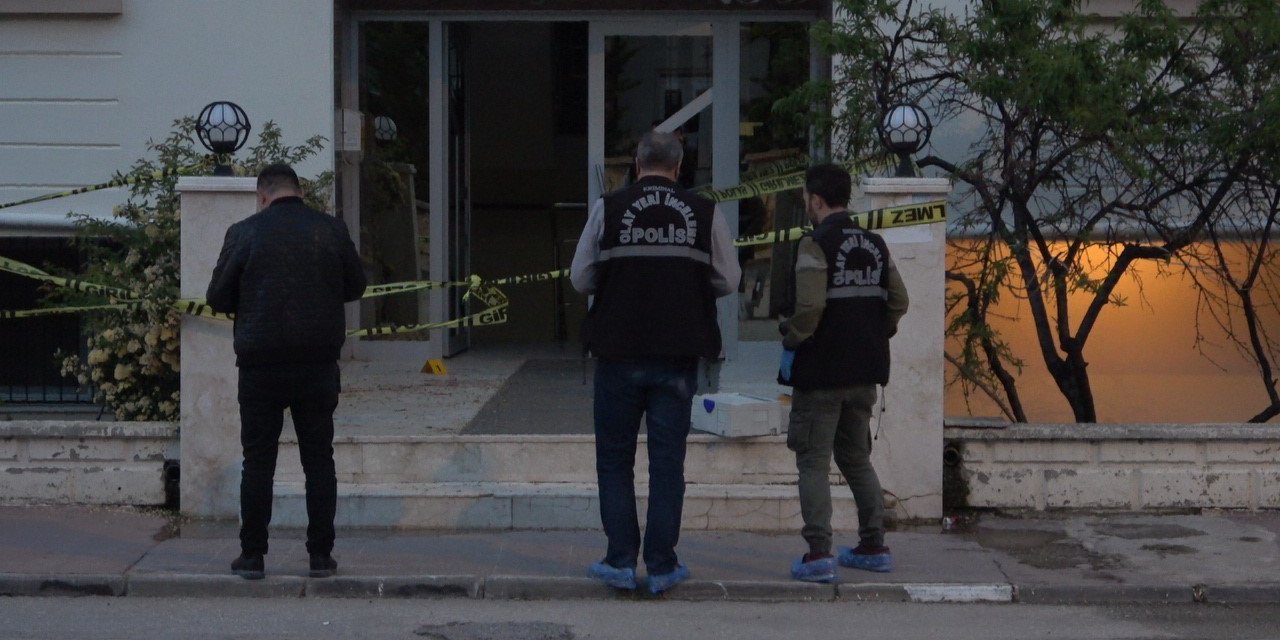 Oturduğu apartmanın önünde av tüfeğiyle öldürüldü