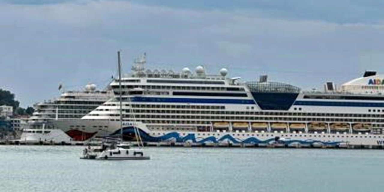 Kuşadası’na 4 kruvaziyer gemisiyle 8 bin 200 turist geldi
