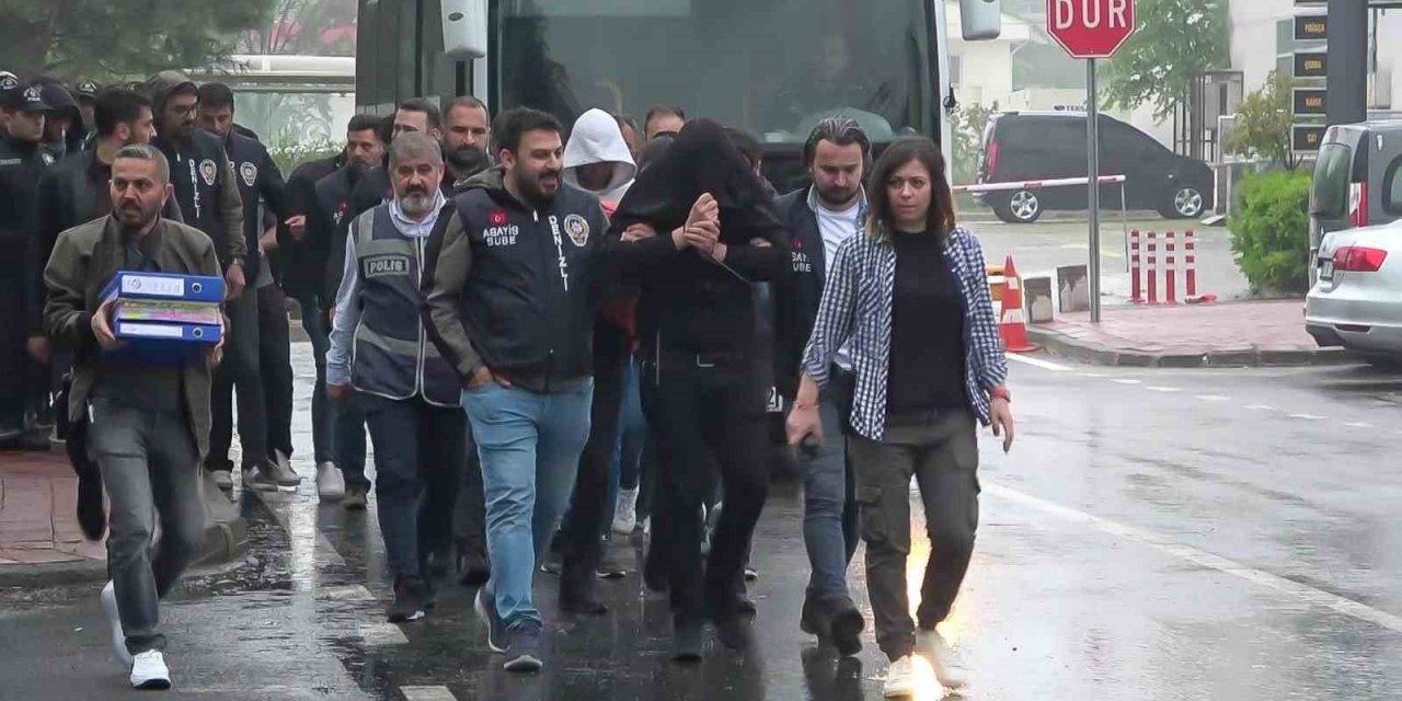 Kendilerini avukat olarak tanıtıp sahte icra belgesiyle milyonluk vurgun yapan 17 kişilik çete çökertildi
