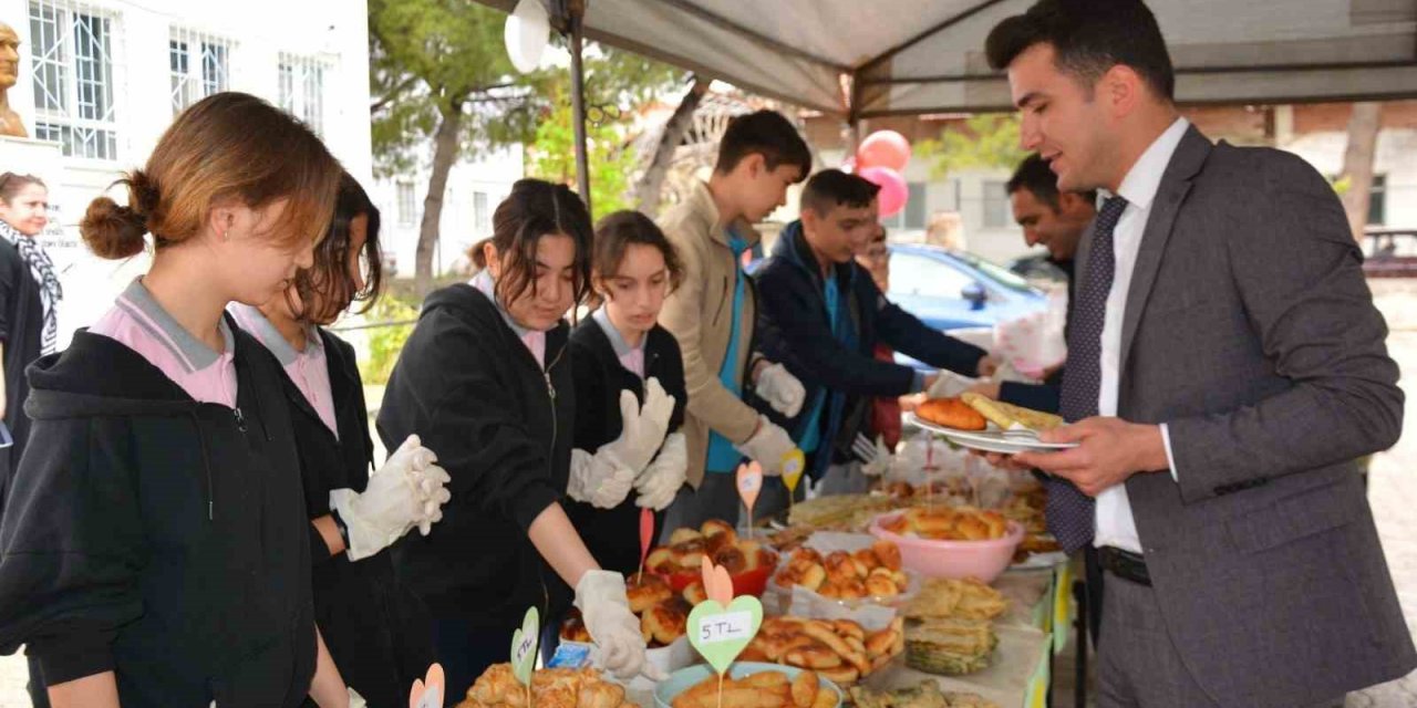 Hayır çarşısının geliri depremzede öğrencilere