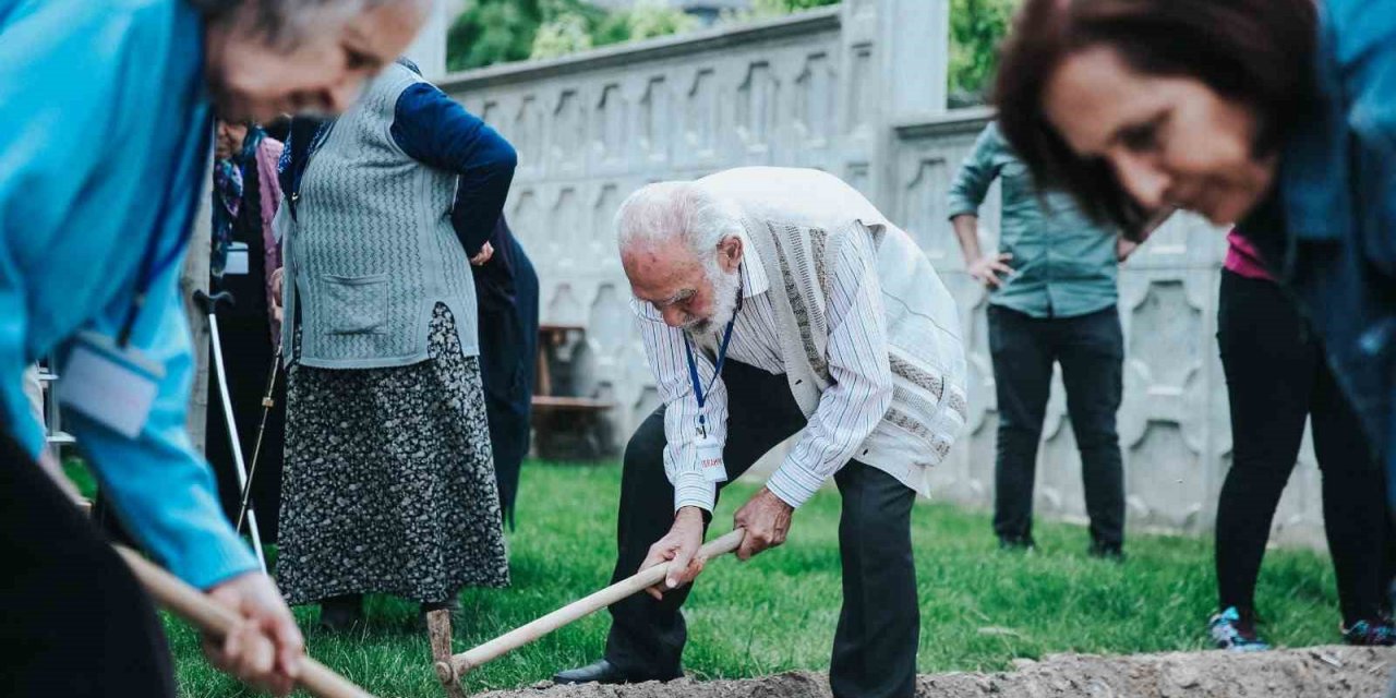 Alzheimer Yaşam Merkezi’nde fideler toprakla buluştu