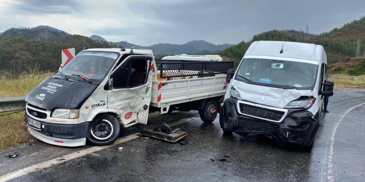 Kamyonet turistleri taşıyan minibüsle çarpıştı: 6 yaralı