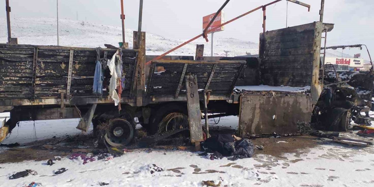 Deprem bölgesine yardım malzemesi götürürken tırı yanan esnaf destek bekliyor